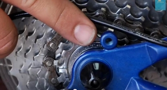 Installing a baby carrier on a bicycle