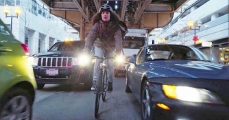 Embedded thumbnail for Chicago Bike Messenger Race Against Taxi