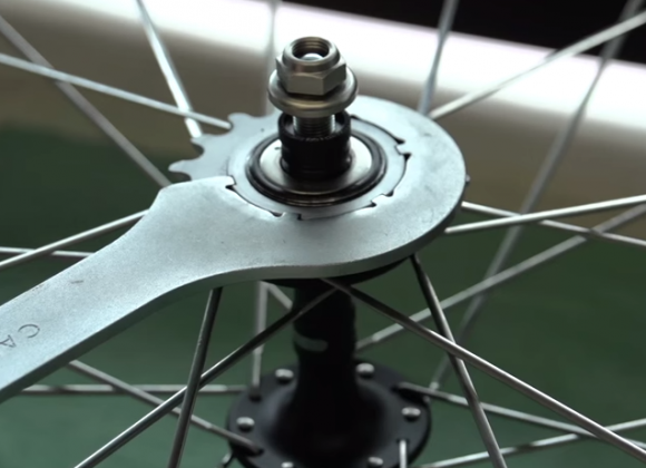 use lock ring to loosen sprocket