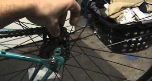 Embedded thumbnail for How to Rotafix (tighten/loosen) a Fixed Gear Cog without Chain Whip 