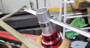 Embedded thumbnail for DIY Cut Bike Steer Tube and Tap Star Nut Down