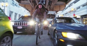 Embedded thumbnail for Chicago Bike Messenger Race Against Taxi